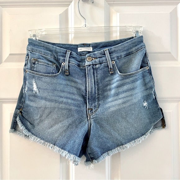 GOOD AMERICAN GOOD CURVE SHORT DISTRESSED DENIM size 4 cut offs - Picture 2 of 6